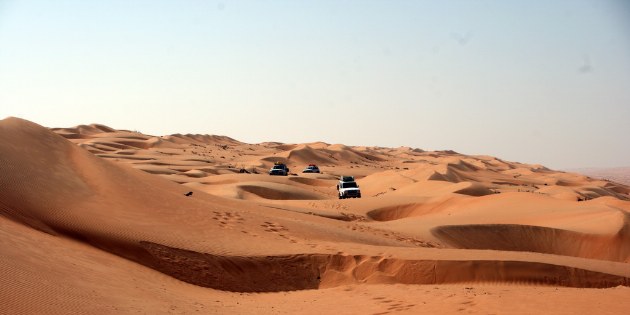 In der endlosen Weite der Wüste wirkt jedes noch so große Auto sehr klein.