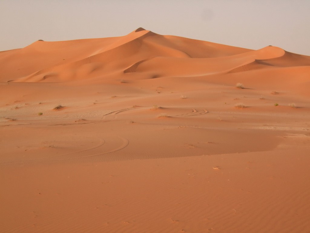 Die Farben des Sandes verändern sich mit dem Stand der Sonne.