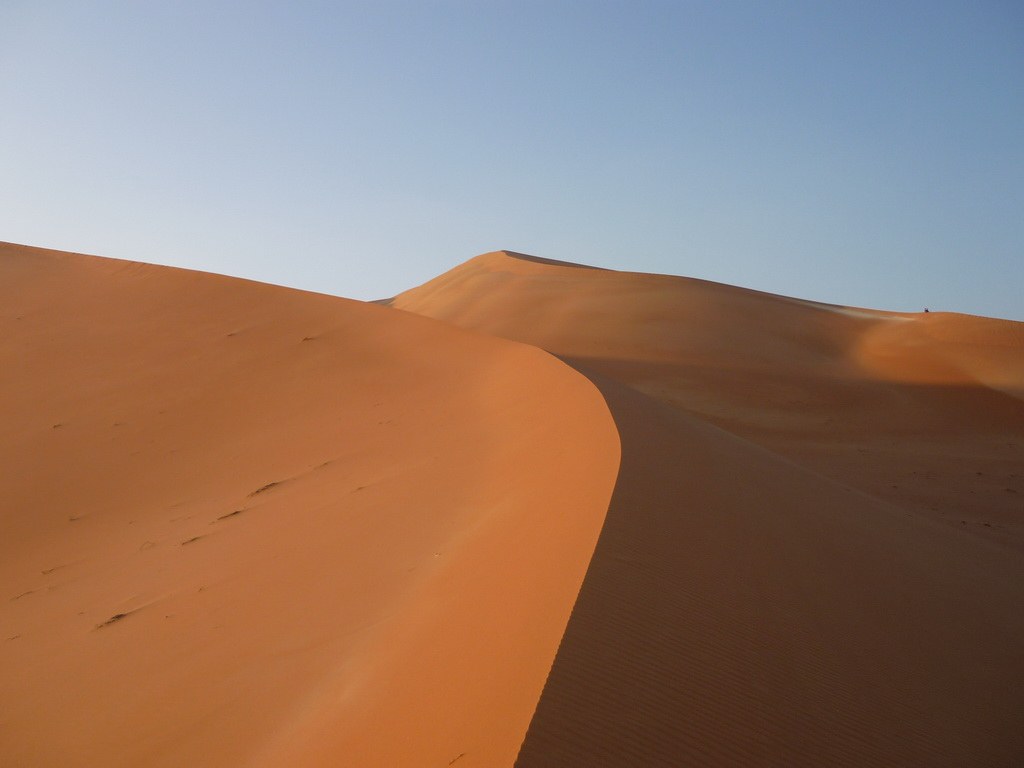 Durch das Abendlicht entsteht in der Wüste eine magische Atmosphäre.