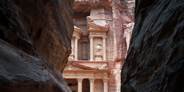 Am Ende des Siqs tut sich der Blick auf das bekannteste Bauwerk Petras auf.