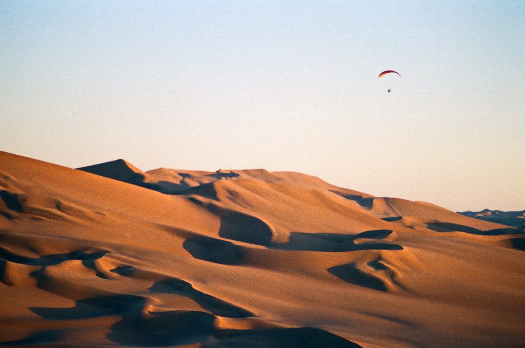 Die Abendstimmung in der Wüste Lut lässt sich besonders auf einer der hohen Sanddünen genießen