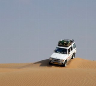 Unsere erfahrenen Reiseleiter führen Sie mit Freude und Souveränität durch die Wüste.