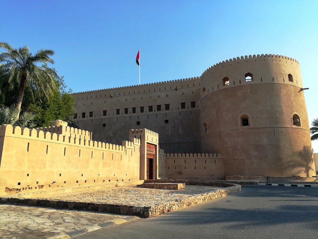 Die Festung ist die jüngste ihrer Art in Oman und der Besuch lohnt sich nicht nur wegen des Baus, auch der Garten hat einige besondere Pflanzen, die man bestaun