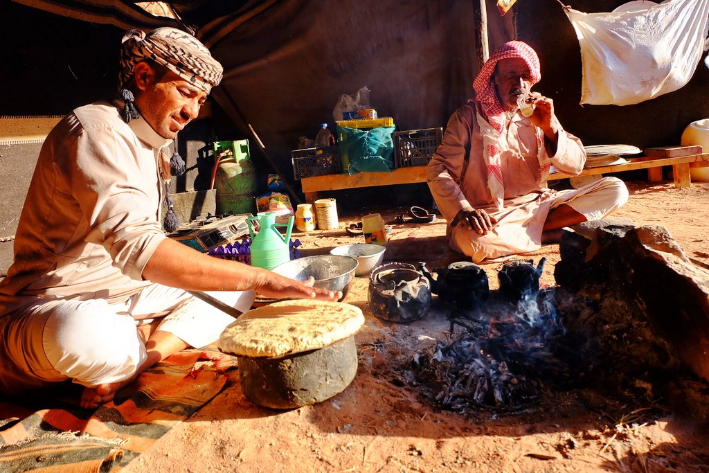 Im Wadi Rum genießen Sie frisches Brot