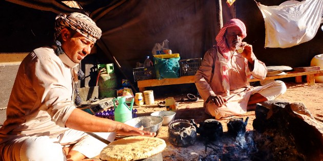 Im Wadi Rum genießen Sie frisches Brot