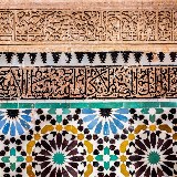 Überall in Marokko finden sich herrliche Kachelmosaike mit abschließenden Schriftbändern