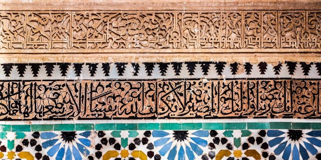 Überall in Marokko finden sich herrliche Kachelmosaike mit abschließenden Schriftbändern