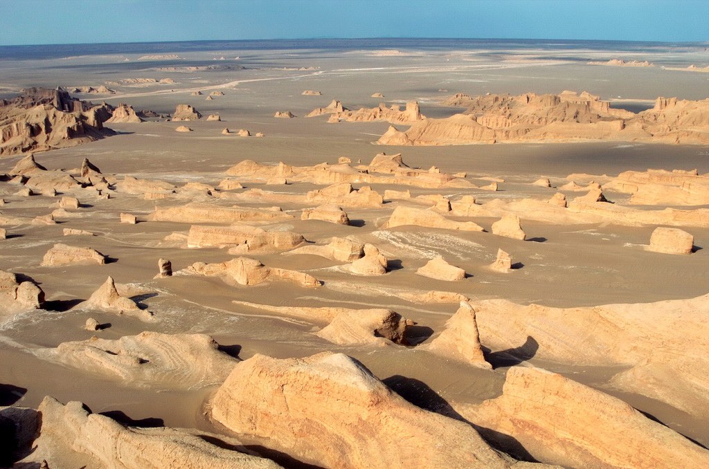 Die bizarren Felsformationen der Kaluts sind über tausende von Jahren durch den Wind entstanden