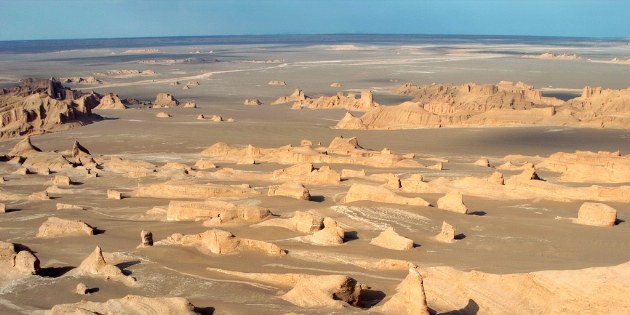 Die bizarren Felsformationen der Kaluts sind über tausende von Jahren durch den Wind entstanden