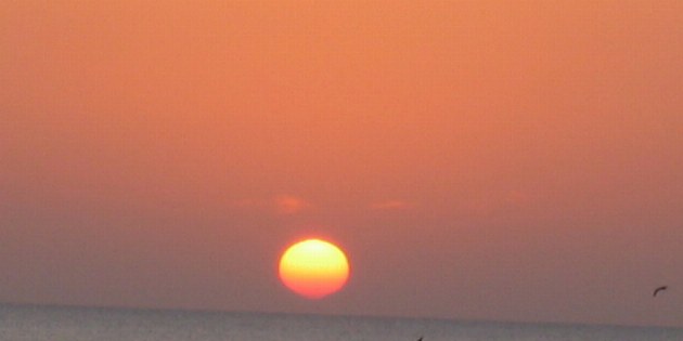 Nicht nur in der Wüste, sondern auch am Meer erwarten Sie atemberaubende Sonnenuntergänge.