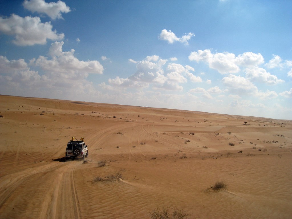 Während der Fahrt durch die Wüste trifft man wenn, dann nur selten einen Beduinen.