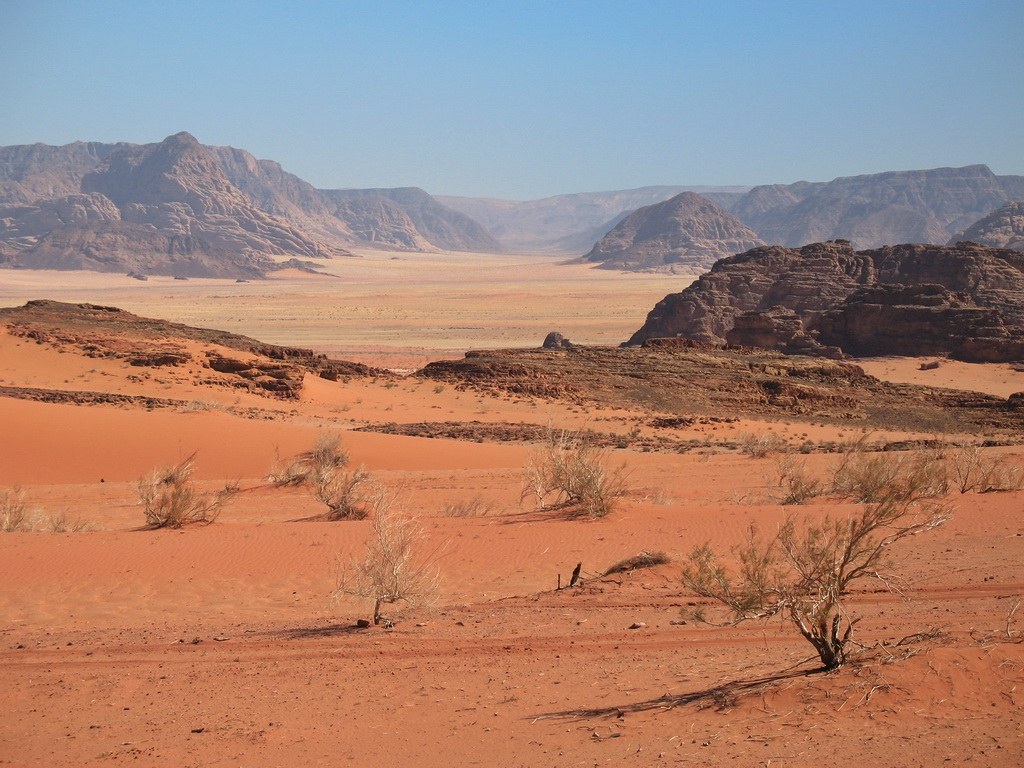 Die beeindruckende Felsenwüste der Wadi Rum in Jordanien beeindruckt mit ihrer vielfältigen Landschaft.