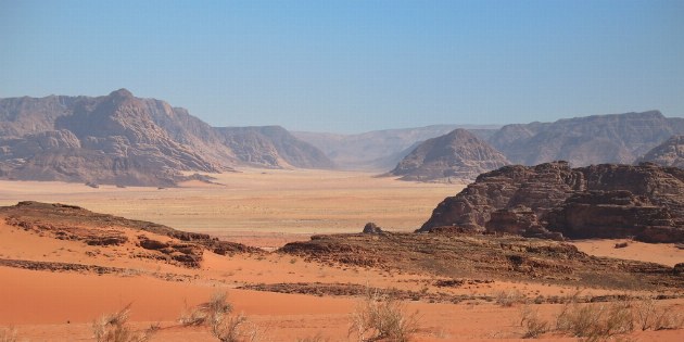 Die beeindruckende Felsenwüste der Wadi Rum in Jordanien beeindruckt mit ihrer vielfältigen Landschaft.