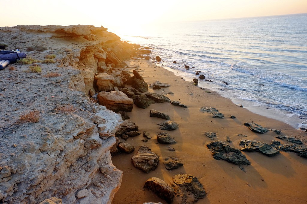 Die Sonnenuntergänge an der felsigen Küste des Persischen Golfs sind besonders eindrucksvoll
