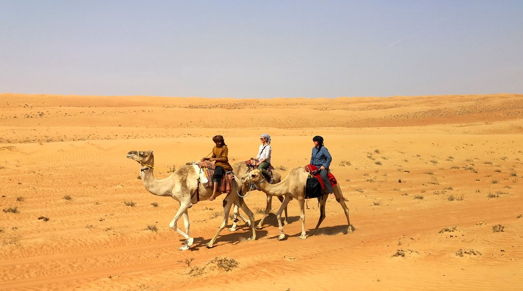 Auf dem Rücken der Kamele geht es durch das Wadi Rum