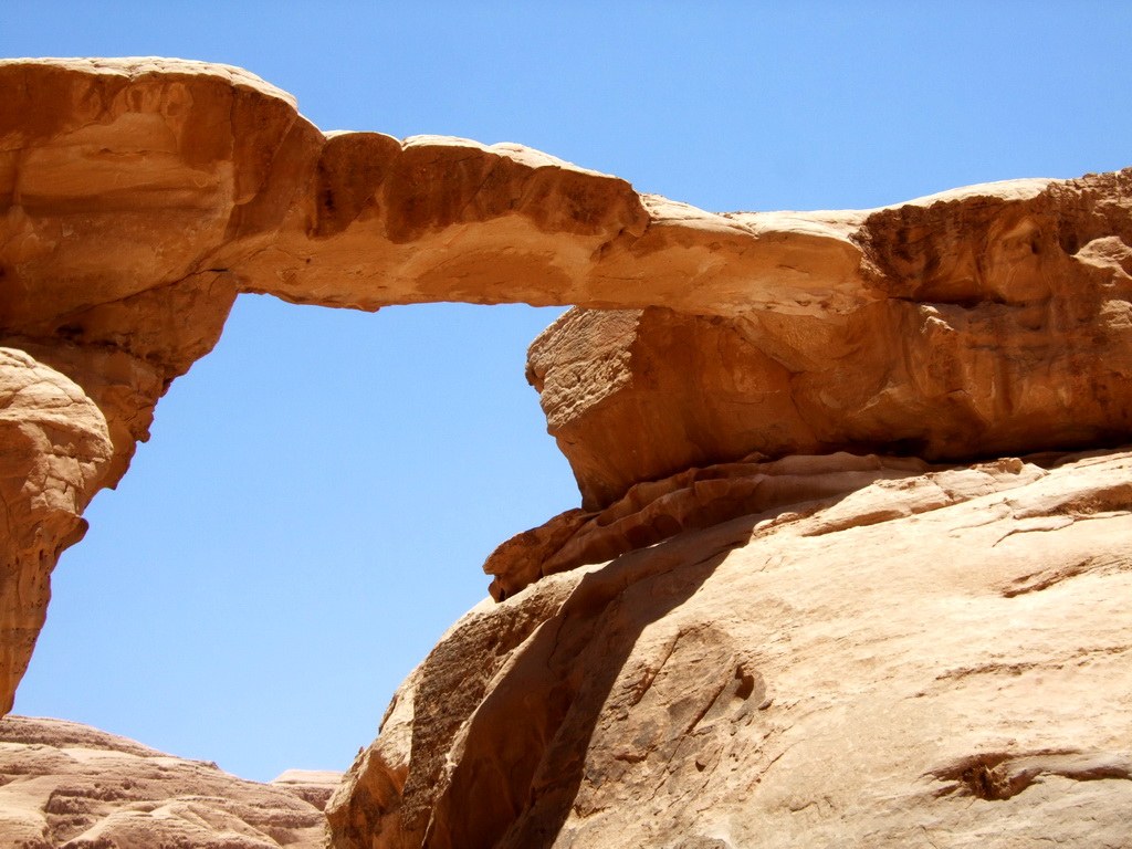 in den Felsen von Wadi Rum sind auch einige natürliche Brücken zu finden