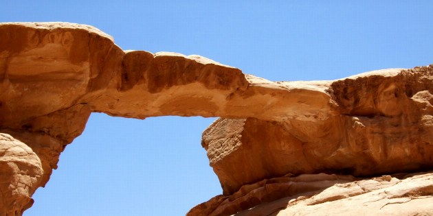 in den Felsen von Wadi Rum sind auch einige natürliche Brücken zu finden