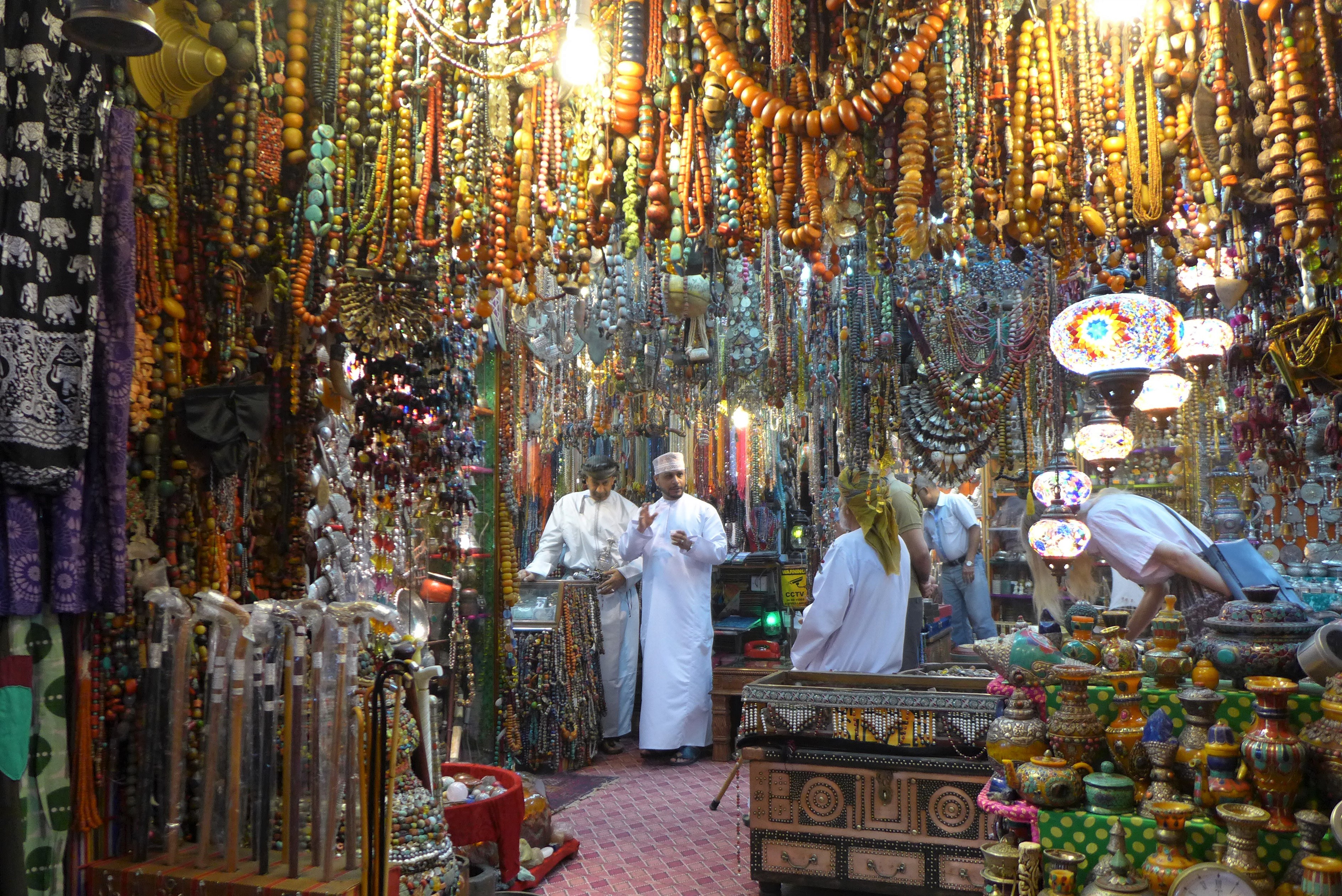 Neben den vielen Souvenirgeschäften gibt es auch Läden mit echten Schätzen aus dem ganzen arabischen Raum.