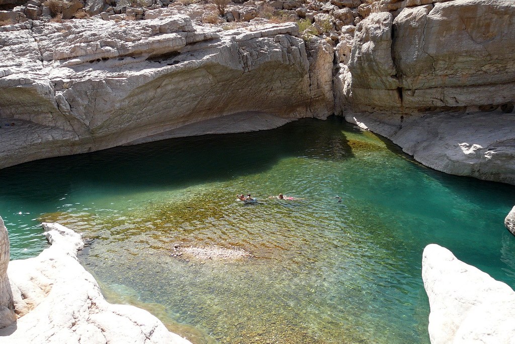 In einigen Wadis gibt es ganzjährig Wasser und man darf auch für eine Erfrischung darin eintauchen.