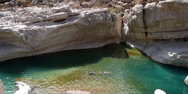 In einigen Wadis gibt es ganzjährig Wasser und man darf auch für eine Erfrischung darin eintauchen.
