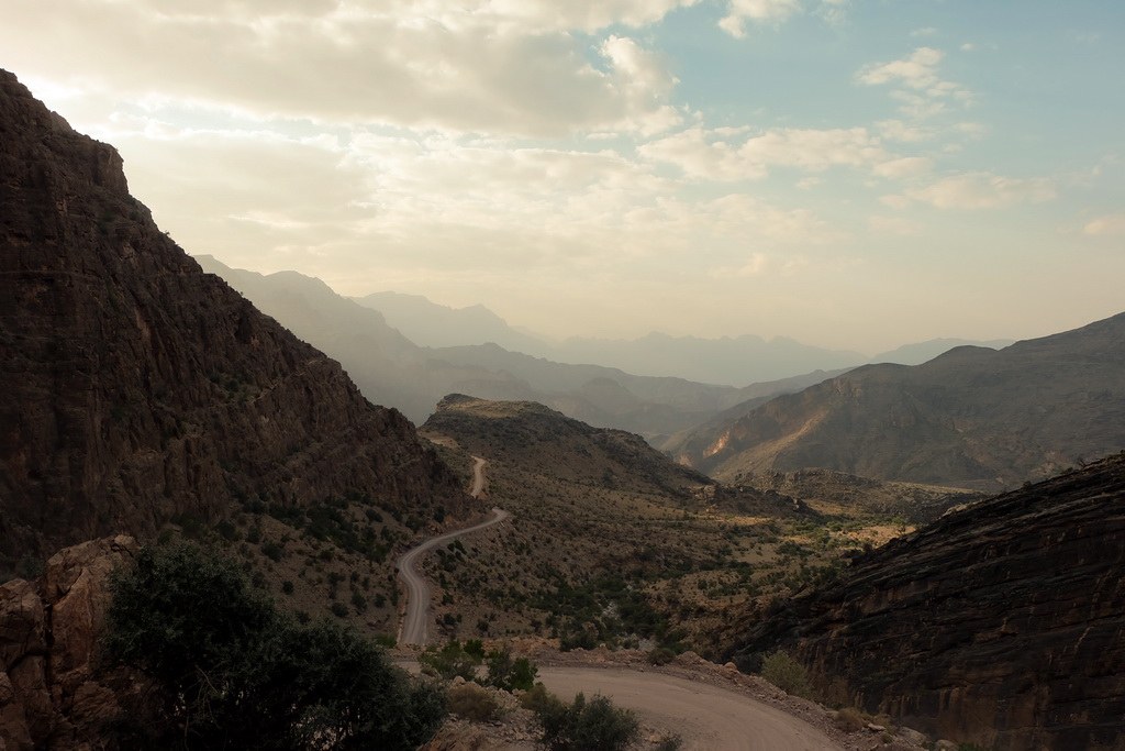 Mit der Fahrt durch dieses Wadi durchqueren Sie das Hajjar-Gebirge auf einer alten Handelsroute.