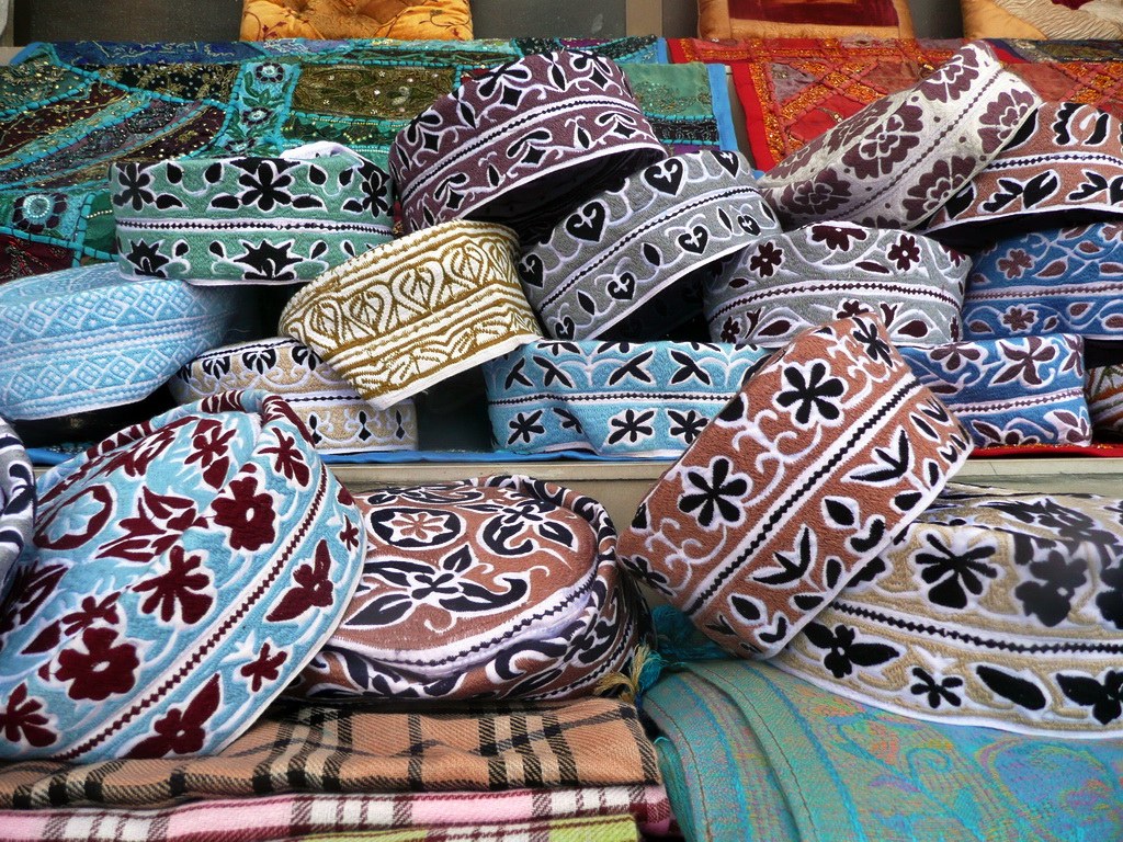 Die Altagskopfbedeckung der Omanis sind diese farbenfrohen Hüte.