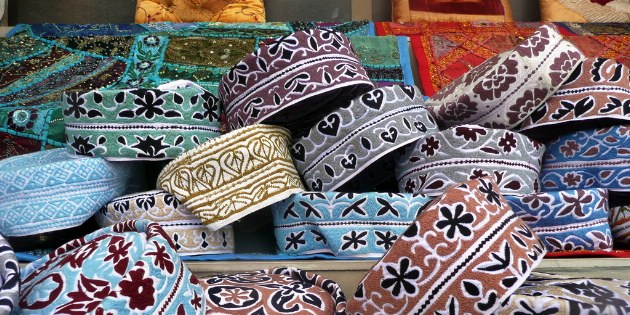 Die Altagskopfbedeckung der Omanis sind diese farbenfrohen Hüte.