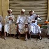Gerade die alten Omanis treffen sich gerne mehrmals täglich zum Kaffee und laden auch gerne Touristen dazu ein!