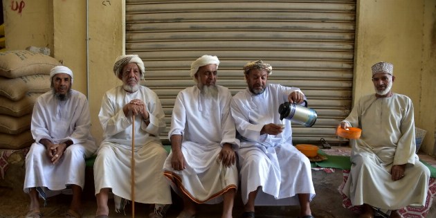 Gerade die alten Omanis treffen sich gerne mehrmals täglich zum Kaffee und laden auch gerne Touristen dazu ein!