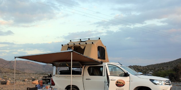 Mit den Sonnensegeln des Toyota Hilux sind Sie auch vor der omanischen Sonne gut geschützt.