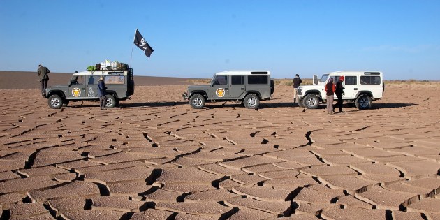 In die Wüste fahren wir mit einen Begleitfahrzeug