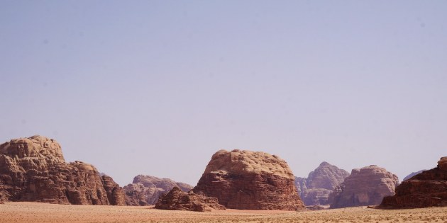 Blick auf die Felsenwüste. Jordanien ist berühmt für die Wadi Rum.