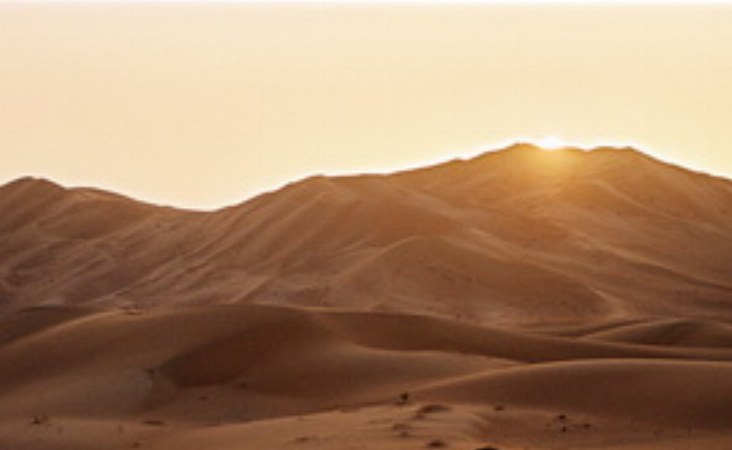 Die Farbe des Sandes verändert sich je nach Sonnenstand.