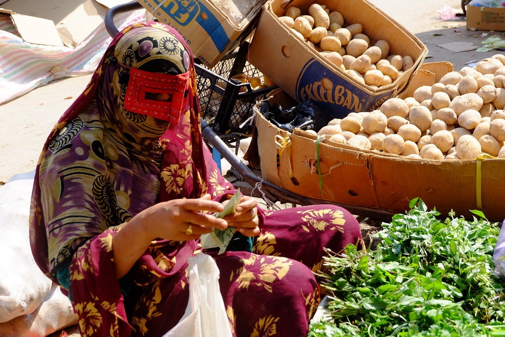 Diese Markt- Verkäuferin trägt eine typische Tracht im Süden Irans