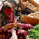 Diese Markt- Verkäuferin trägt eine typische Tracht im Süden Irans