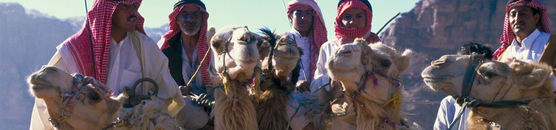 Jordanien: Bedu mit Kamelen im Wadi Rum