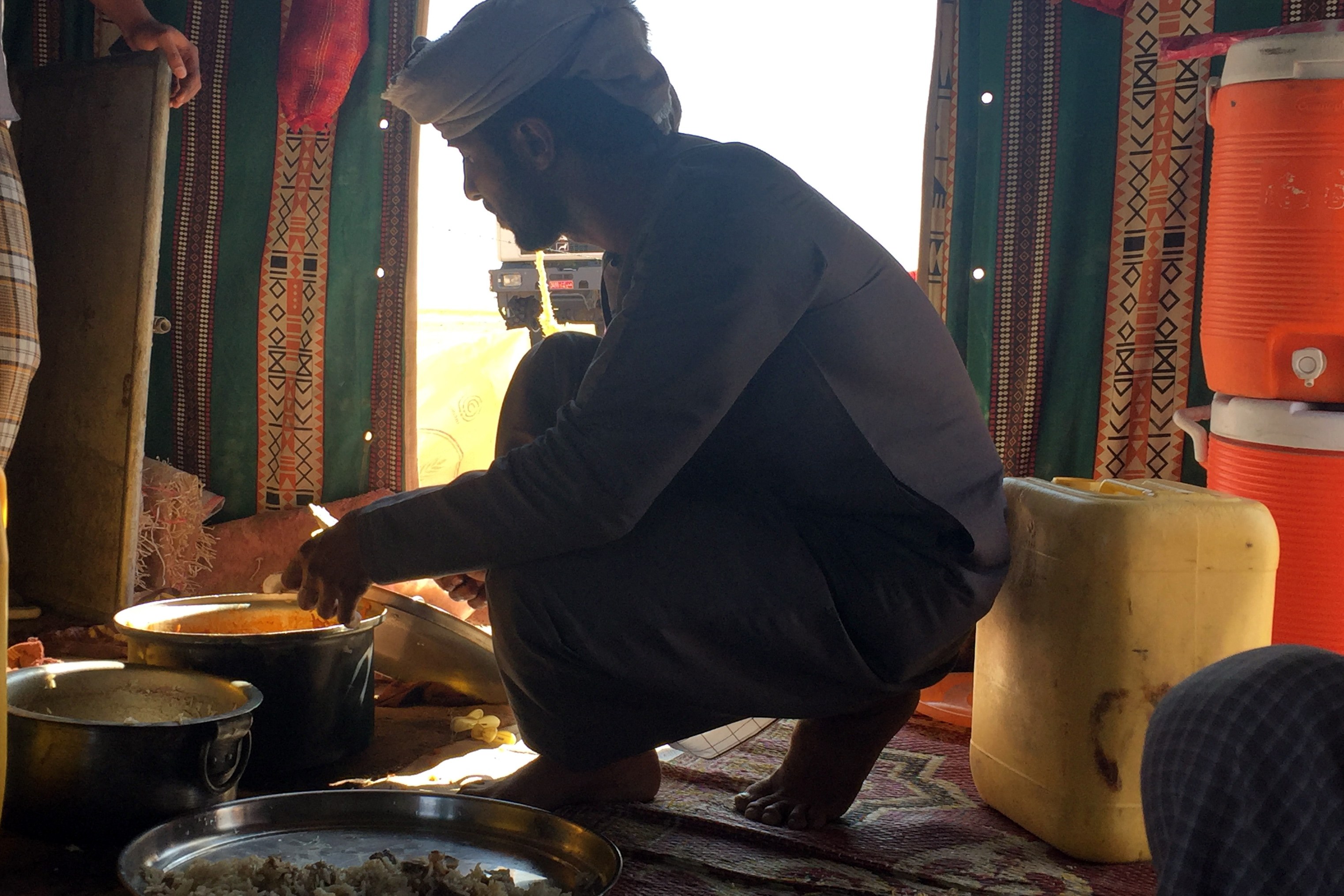 Oman Kameltrekking Rub al-Khali Beduine kocht im Beduinenzelt