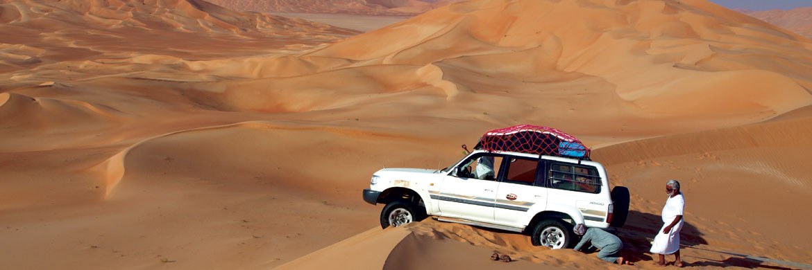 Geländewagen in der Wüste Rub al-Khali