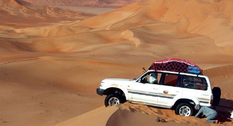 Geländewagen in der Wüste Rub al-Khali